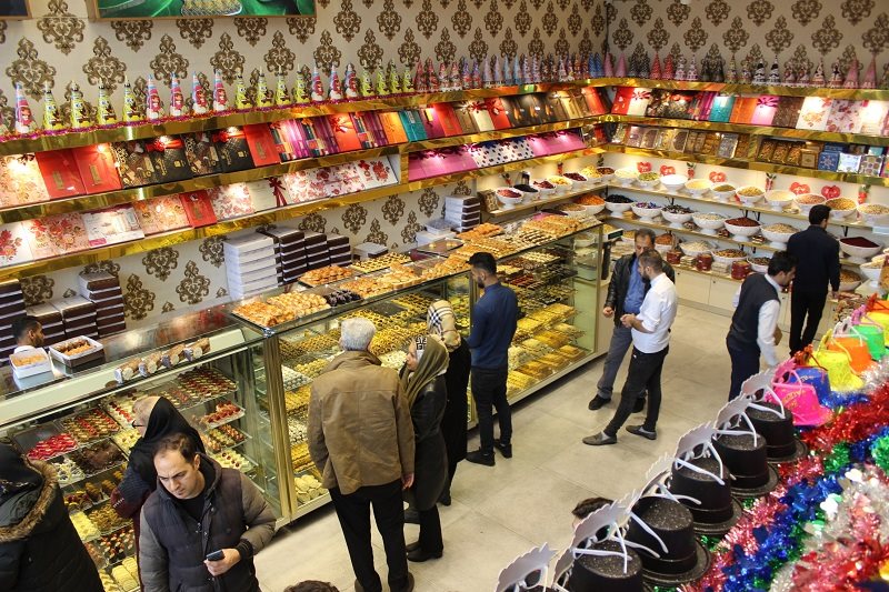 در راسته‌ی تهران پارس می‌توانید علاوه بر پوشاکف انواع خوراکی‌ها و تنقلات شب عید را نیز تهیه کنید